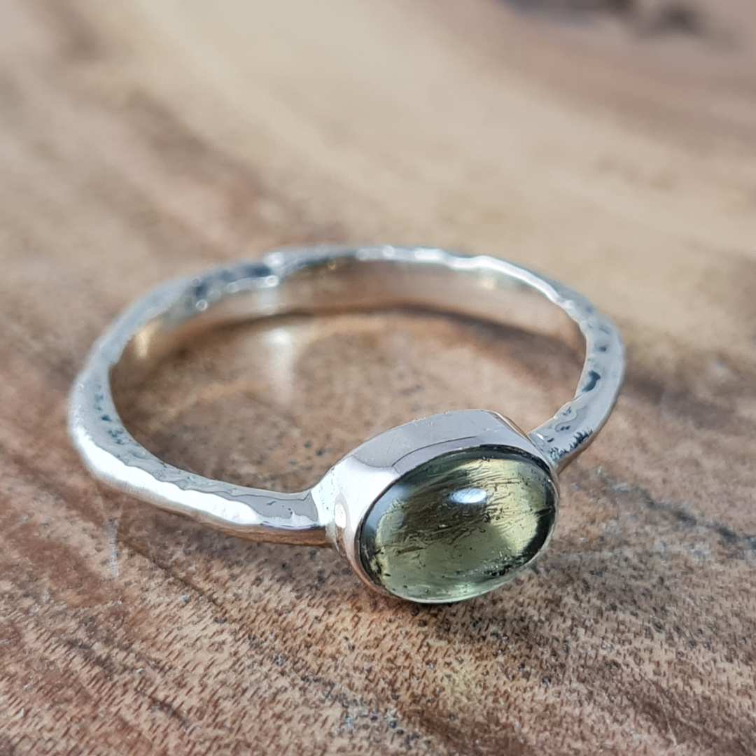 Ring-Gelbgold-Cabochon-grün-liegend Oschatz