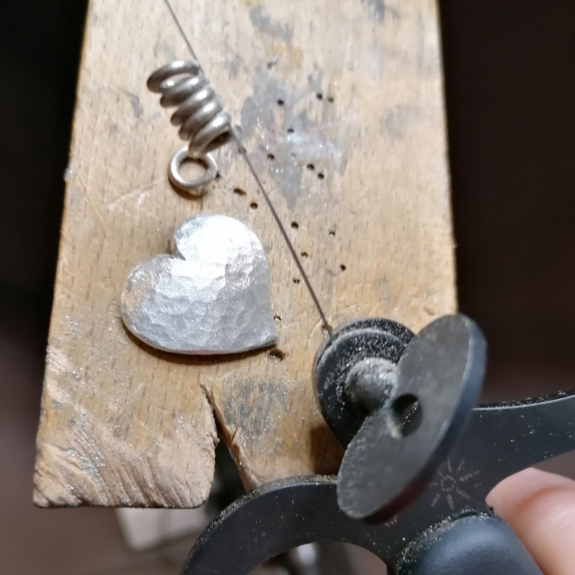 Herz Hammerschlag Silber Säge Entstehungsprozess